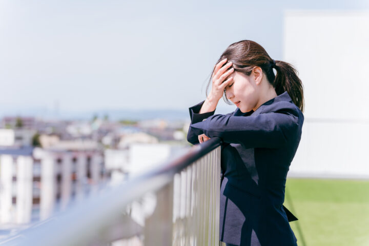 悩む女性
